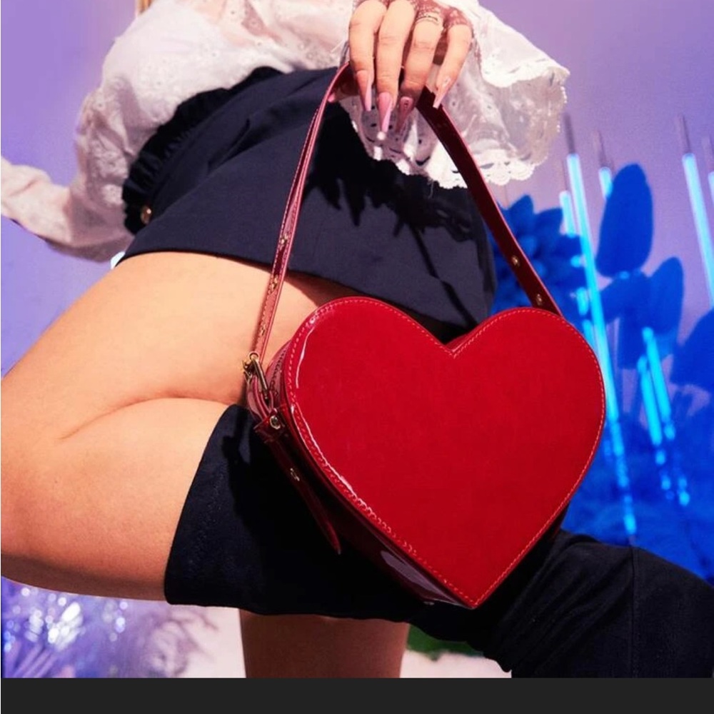 Lightweight, Business Casual Minimalist heart purse - Picture 2 of 6